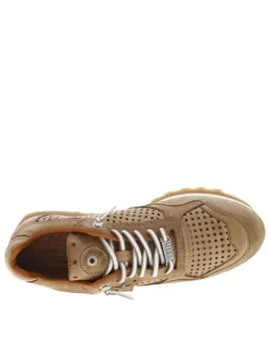 Baskets basses luxe en cuir perforé beige à semelle running et lacets élastiqués