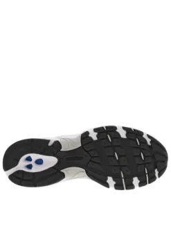 Baskets basses multisport 530 blanches et argentées en mesh avec lacets plats