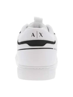 Baskets basses multisport blanches et noires avec des lacets plats