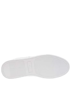 Baskets basses multisport blanches et noires avec des lacets plats
