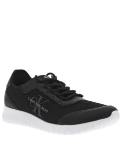 Baskets basses noires avec nom de la marque et monogramme sur l'extérieur