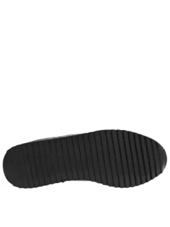 Baskets basses noires et grises en cuir nubuck imprimé camouflage avec logo sur la tige extérieure