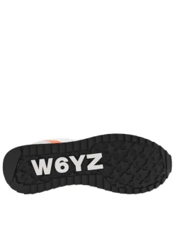Baskets basses running blanches avec des lacets plats orange fluo