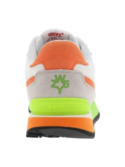 Baskets basses running blanches avec des lacets plats orange fluo
