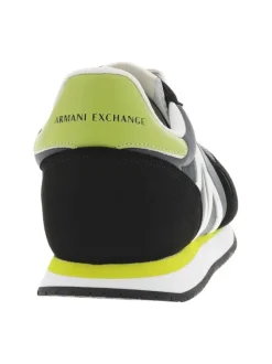 Baskets basses running noires avec des détails jaune fluo et des lacets plats