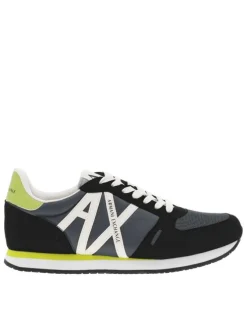 Baskets basses running noires avec des détails jaune fluo et des lacets plats