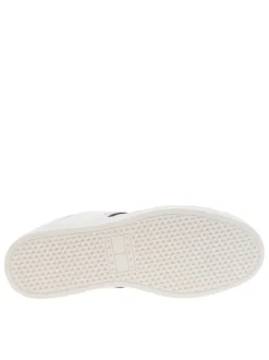 Baskets basses tennis en cuir blanc avec nom iconique sur le côté et lacets plats