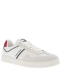 Baskets basses tennis en cuir blanc avec nom iconique sur le côté et lacets plats