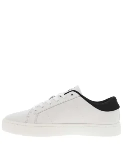 Baskets basses tennis en cuir blanches et noires avec des lacets plats