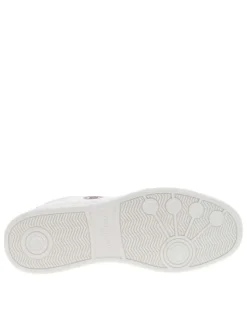 Baskets basses tennis en simili cuir blanc à semelle plate ton sur ton et lacets plats élastiqués