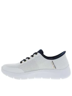 Baskets blanches avec une semelle plate et une fermeture slip-on