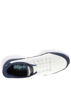 Baskets blanches avec un patch sur la languette et une fermeture slip-on