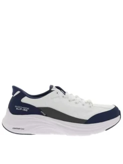 Baskets blanches avec un patch sur la languette et une fermeture slip-on