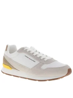 Baskets blanches et beiges en cuir avec un talon plat et des lacets