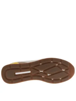 Baskets blanches et beiges en cuir avec un talon plat et des lacets