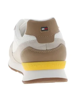 Baskets blanches et beiges en cuir avec un talon plat et des lacets