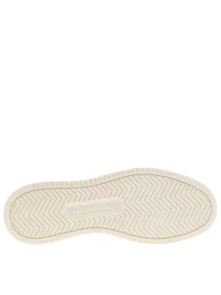 Baskets blanches à semelle plate avec une fermeture à lacets plats