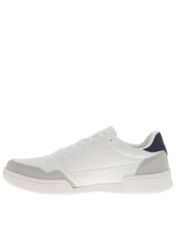 Baskets blanches à talon plat avec des lacets et logo brodé sur le côté