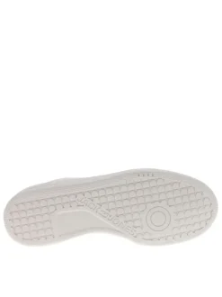 Baskets blanches à talon plat avec des lacets et logo brodé sur le côté