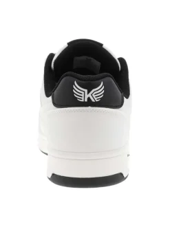 Baskets blanches à talon plat pourvues du logo de la marque