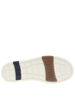 Baskets bleu marine à talon plat avec une fermeture à slip-on