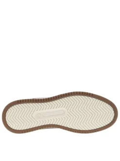 Baskets brunes à semelle blanche et plate avec des lacets plats