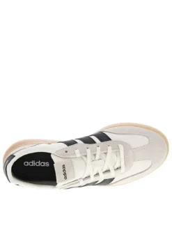 Baskets en cuir blanches avec semelle à talon plat et fermeture à lacets