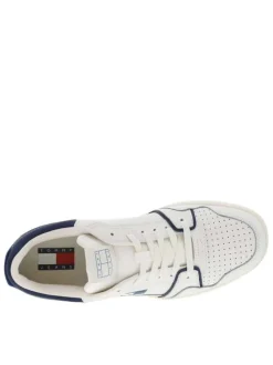 Baskets en cuir blanches et bleues avec une fermeture à lacets