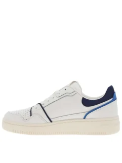 Baskets en cuir blanches et bleues avec une fermeture à lacets