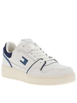 Baskets en cuir blanches et bleues avec une fermeture à lacets