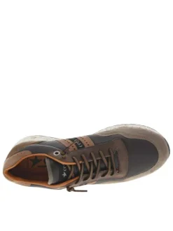 Baskets en cuir café avec un talon plat imprimé à fermeture slip-on