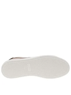 Baskets en cuir cognac à talon plat avec une languette en daim