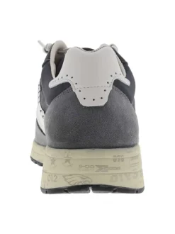 Baskets en cuir marine avec des lacets ronds et des motifs sur la semelle
