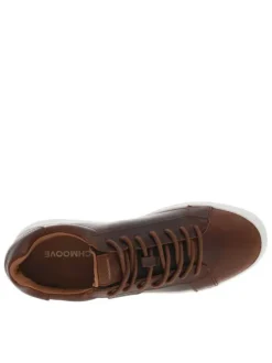Baskets en cuir marron à talon plat avec une languette en daim