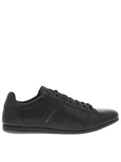 Baskets en cuir noires plates avec des lacets plats enduits et nom de la marque
