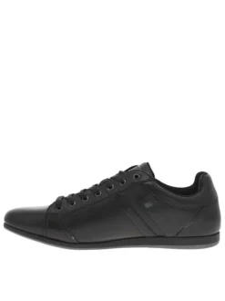 Baskets en cuir noires plates avec des lacets plats enduits et nom de la marque