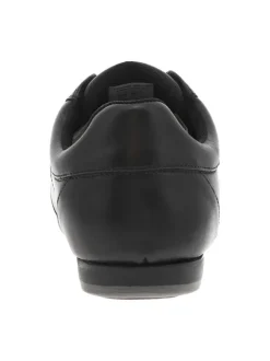 Baskets en cuir noires plates avec des lacets plats enduits et nom de la marque