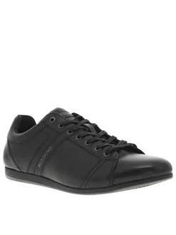 Baskets en cuir noires plates avec des lacets plats enduits et nom de la marque