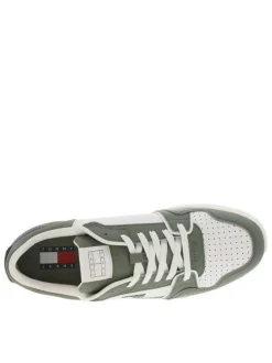 Baskets en cuir sauge avec une fermeture à lacets et logos de la marque