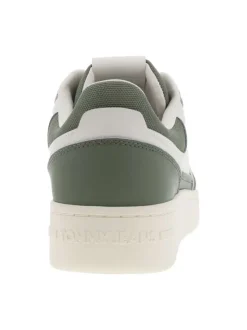 Baskets en cuir sauge avec une fermeture à lacets et logos de la marque