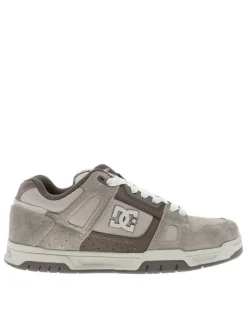 Baskets en cuir taupe avec un talon plat et des lacets blancs