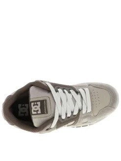 Baskets en cuir taupe avec un talon plat et des lacets blancs