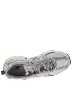 Baskets grises à talon plat avec des lacets ronds et un patch sur la languette