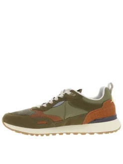 Baskets kaki à semelle plate avec un patch de la marque sur la languette