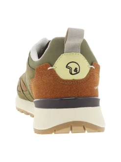 Baskets kaki à semelle plate avec un patch de la marque sur la languette