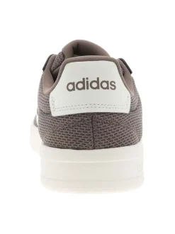 Baskets marron à talon plat avec un logo embossé sur le talon