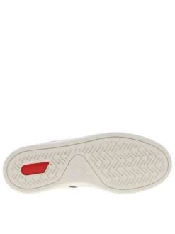 Baskets marron à talon plat avec un logo embossé sur le talon