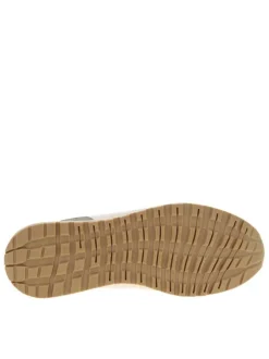 Baskets multicolores à semelle plate avec un patch de la marque sur la languette
