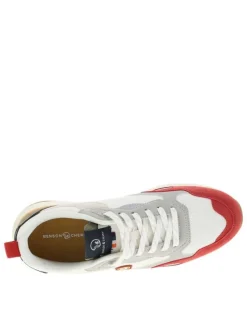 Baskets multicolores à semelle plate avec un patch de la marque sur la languette