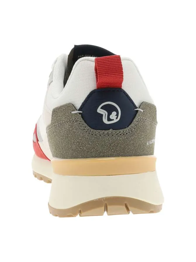 Baskets multicolores à semelle plate avec un patch de la marque sur la languette